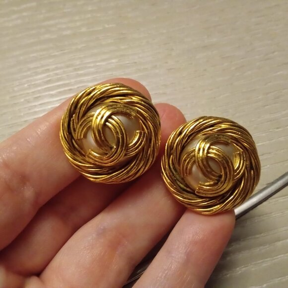Chanel Vintage Interlocking CC Faux-Pearl Gold Clip On Earrings - Picture 9 of 17
